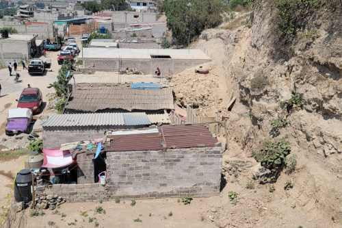 Atienden equipos de emergencia daños por deslizamiento de ladera en Chimalhuacán